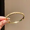 Pulseira Letra V Banhada a Ouro Real 18K com Zircônia, Pulseira Versátil de Moda Leve de Luxo, Joia de Mão Simples de Nicho de Alta Qualidade para Mulheres