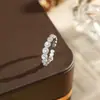 Anel de Zircônia Ultra Brilhante Exquisito de Luxo Leve para Mulheres, Anel de Dedo Indicador Aberto de Design de Nicho com um Toque de Alto Padrão e Temperamento Elegante
