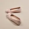 Bailarinas retro francesas con lazo para mujer, nuevo estilo primavera/verano 2026, zapatos planos de corte bajo para combinar con faldas, zapatos de abuela.