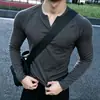 Camiseta Masculina de Manga Longa com Gola Henry, Camisa Base Ribatada Elástica Slim Fit para Primavera e Outono, Top Fitness Casual e Esportivo para Homens