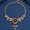 Venta Caliente Transfronteriza Europea y Americana Aleación de Zinc Dorado Flor Hueca Cadena Corta de Lana Negra Collar Joyería para Mujer