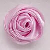Broche Rosa Artificial Hecho a Mano Flores de Rosa Simulación 3D Tela de Satén Seda Accesorios para Ropa Piezas Pequeñas Venta al por Mayor