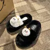 Pantufas fofinhas de desenho animado para mulheres, confortáveis com sola grossa, novo estilo outono e inverno 2026, pantufas de algodão antiderrapantes super populares para uso interno e externo