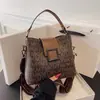 2023 Nuevo bolso de hombro cruzado de moda para celebridades de Internet, bolso de cubo de cuero suave de alta calidad, versátil y de gran capacidad para mujer