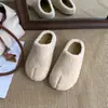 Pantuflas de peluche tipo slip-on de moda para mujer, nuevo modelo otoño e invierno 2026, adecuadas para uso casual al aire libre, fáciles de combinar, pantuflas de algodón peludo con suela suave