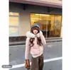 Chaqueta de algodón con capucha estilo coreano con cuello de piel y diseño de retazos para mujer, nuevo abrigo corto de algodón con relleno de plumón cálido para invierno 2026
