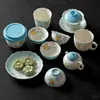 Conjunto de chá de cerâmica azul céu claro com underglaze pintado à mão, apresentando um design de borboleta, incluindo uma tigela com tampa, bule, xícaras de chá e xícaras de café