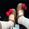Zapatos de Ballet Mary Jane Perforados de Nuevo Estilo con un Toque de Lujo, Presentando Adornos Florales, Pedrería y una Hebilla de Zapato de Lazo Desmontable