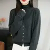 2026 Cardigan de Tricô Feminino Outono-Inverno Novo com Recortes, Caimento Solto, Gola Meia-alta, Detalhe em Veludo Crochê com Lantejoulas e Guaxinim nos Punhos