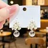 Aretes Redondos Transparentes con Goteo de Aceite de Flor Pequeña Frescos y Delicados, Aretes Colgantes de Tres Flores Azul Claro y Amarillo Estilo Coreano para Chica Dulce