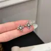 Nuevos Miniaretes de Flor de Lirio Cruzado Estilo Vintage para Mujer, Accesorios de Oreja Minimalistas Versátiles, Lujo Ligero y Exquisitos para el Viaje Diario