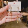 Pendientes asimétricos de lujo ligeros y de alta gama con un toque distintivo para mujer, elegantes y modernos, accesorios para las orejas que combinan con todo.