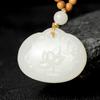 Atacadista Fabricante de Jade Pingente Cadeado de Lótus de Jade Hotan de Xinjiang, Finamente Esculpido com um Design de "Abundância Ano Após Ano," Pingente de Jade Esculpido à Mão