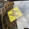 Pegatina de perspectiva de un solo lado para el cristal trasero del coche con la palabra BABY ON BOARD. La pegatina de un solo lado para el coche no afecta a la línea de visión.