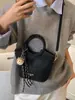 Bolso de Mano Retro Francés Transfronterizo Otoño e Invierno 2025 Versátil Bolso Cubo Simple Nuevo Bolso Cruzado de Hombro para Viajes