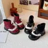 Botas Forradas com Pelúcia para Meninas 2026 Outono/Inverno Novas Botas de Moda para Meninas Botas de Couro Fashion Versáteis Sapatos de Princesa Botas Curtas Infantis