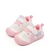 Zapatos de malla nuevos de primavera y verano, suela de goma blanda, anticolisión, zapatos para niños pequeños, para bebés y niñas de 1 a 2 años, zapatos casuales de moda
