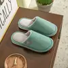 2026 Nuevas Pantuflas de Piel para Invierno Estilo Pareja Pantuflas de Casa para Interior Suela Gruesa Cómodas Pantuflas de Pana y Algodón
