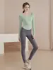 Conjunto de yoga para mujer de corte unilateral con abertura, que incluye un top de manga larga fruncido que ciñe la cintura y pantalones de yoga de cintura alta, que levantan los glúteos y son transparentes - un conjunto de dos piezas