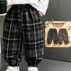 Pantalones de Forro Polar para Niños Nuevos de Otoño e Invierno Pantalones Casuales para Niños Sueltos Atractivos Estilo Coreano Cuadros Pantalones Deportivos Joggers Comercio Exterior