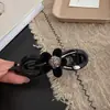 Grampo Elegante de Veludo com Flor e Strass Torcido, Presilha Fashion Retrô para Rabo de Cavalo, Pente de Cabelo de Luxo para a Parte de Trás da Cabeça, Grampo de Peça Única