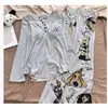 Nuevo conjunto de pijama acanalado de seda helada para mujer 2026, con mangas largas, pantalones largos y un lindo diseño de gato de dibujos animados, perfecto para un look relajado y cómodo de ropa de estar en casa