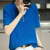 Moderna camiseta de punto de manga corta para mujer, color liso, cuello en V rizado, tres botones, elegante, de manga corta, adelgazante para el trabajo, algodón nuevo