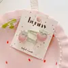 Tecido Novo de Primavera Bordado Morango Grampo de Cabelo com Cobertura Total Anel de Cabelo Acessórios de Cabelo Infantis Rabo de Cavalo Faixa de Cabeça para Bebê Acessórios de Cabeça