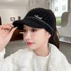 Otoño e invierno estilo coreano versátil hierro-estándar gorro de punto de lana de conejo para mujer con forro polar engrosado cálido protección para las orejas lengua de pato gorro hueco