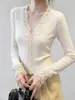 Blusa Feminina Slim-Fit, Elegante, Casual, Off-White, Estilo Fino Primavera 2026, Cardigan de Renda Vazada com Decote V