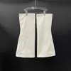 Nuevo conjunto de tres piezas de otoño de 2026 para mujer: camisa de corte ancho, blusa holgada y versátil + falda + calentadores de piernas