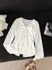 Foto Real de la Camiseta de Manga Larga Adelgazante de Verano 2026 de Encaje Jacquard de Alta Gama con Cuello en V y Cintura Ceñida con una Suave Textura de Seda