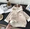 Chaqueta con capucha para niños en stock Otoño e Invierno Top de forro polar para bebé Ropa de invierno Gruesa de forro polar para niños Ropa para niñas