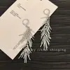 Pendientes largos de metal plateados con borlas exageradas, hebillas para las orejas, elegantes, de lujo, de alta gama, con diseño de nicho, combinables para mujer.