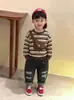 Novedad Otoño 2026 Set de Sudadera con Capucha de Manga Larga y Rayas para Niño Bolso Cruzado para Niño Pantalones Largos de Mezclilla Casual para Bebé Conjunto de Dos Piezas