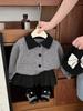 Conjunto de Cardigan de Tricô e Saia Plissada Estilo Preppy para Meninas Outono e Inverno Novo Estilo Roupa Infantil Estilo Coreano