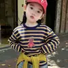 Conjunto de 2 Peças Outono 2026 Estilo Coreano para Crianças Novo Design Camiseta Listrada e Jeans da Moda para Meninos e Meninas
