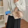 Bolsa de Mão de Pelúcia de Bolinhas de Alta Qualidade para Mulheres 2026 Outono/Inverno Novo Estilo Tendência Fofa Bolsa Transversal de Pelúcia Bolsa de Mão Versátil