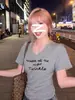 Camiseta de Manga Corta con Estampado de Letras Estilo Americano Picante para Mujer, Nuevo Top Elegante para Adelgazar con Escote en V y Cintura Ajustada, Verano 2025