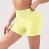 Conjunto de ioga sem costura de três peças com top frente única com decote halter e costas abertas, shorts fitness modeladores de bumbum e shorts esportivos femininos.
