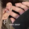 Estilo Dulce Fresco Diamante Rosa Destellante Cruz Agujeros Dobles en la Oreja Anillo de Herradura Clavo de Cartílago de la Oreja Borla Colgante Trasero Diseño con Sentido Pendientes para Mujer