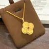 Nuevo modelo de collar de moneda de trébol de cuatro hojas con tachuelas de oro simulado, cadena floral para clavícula de diseño nicho para mujer, joyería Meilong