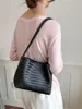 Bolsa pequena de palha trançada estilo vintage coreano para mulheres, nova bolsa tipo balde para o verão de 2026, bolsa de ombro e transversal de nicho de alto valor