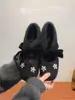 Zapatos Mary Jane bajos de nuevo estilo inspirados en Chanel con pedrería y diseño floral, zapatos peludos de punta cuadrada francesa para otoño/invierno 2026