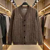 Suéter de cárdigan a rayas Maillard retro japonés para hombres y mujeres, chaqueta de punto casual holgada estilo universitario con cuello en V para otoño e invierno