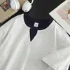 Camiseta respirável de verão com decote V color block, falsa peça dupla, camiseta personalizada com tema cultural, uniforme de equipe, estilo unissex para o campus, manga curta, modelagem solta