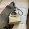 Bolso de mano de nicho estilo coreano para mujer, nueva colección otoño 2026, bolso de hombro retro, bolso cruzado tipo cubo para el trabajo