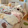 Juego de Cama de Felpa de Leche Clase A Otoño Invierno Juego de Cuatro Piezas Funda Nórdica de Felpa Coral de Doble Cara con Más Terciopelo de Invierno Juego de Cama de Tres Piezas de Dibujos Animados Cama 4