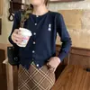 Nuevo Cardigan de Punto de Alta Gama Estilo Universitario con Bordado de Oso Chic y Único Otoño/Invierno Manga Larga Abrigo Superior para Mujer