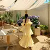 Vestido de tirantes amarillo de gasa de manga corta, único y hermoso, estilo francés, perfecto para fotos, con una falda escalonada de aspecto de hada